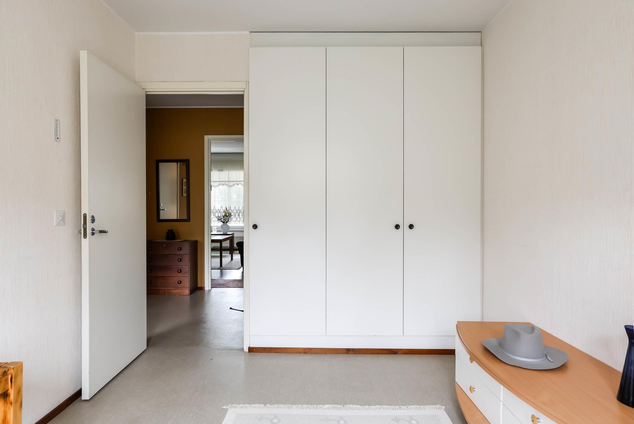 makuuhuoneessa kaapistot