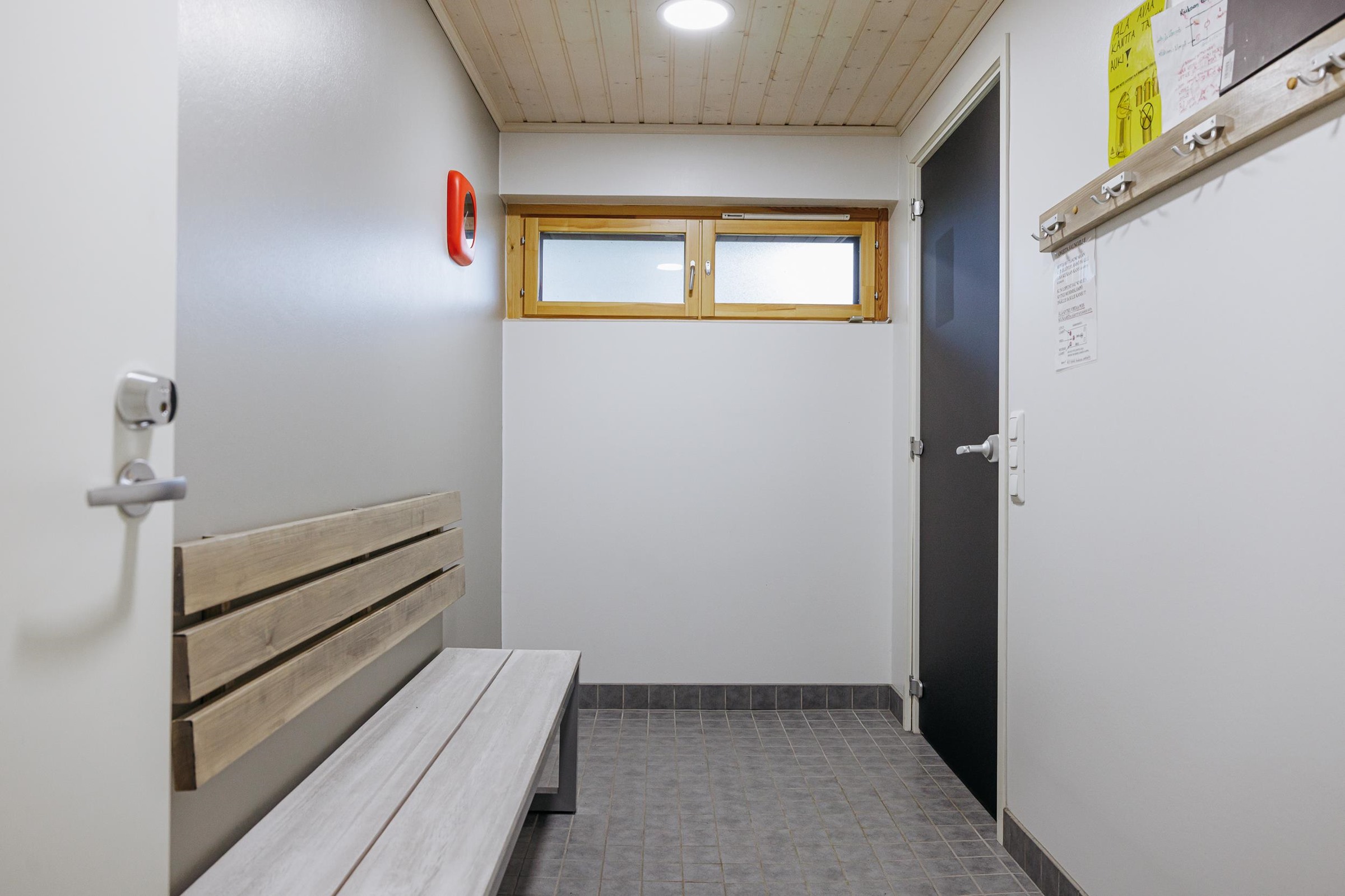 Taloyhtiön pukuhuone