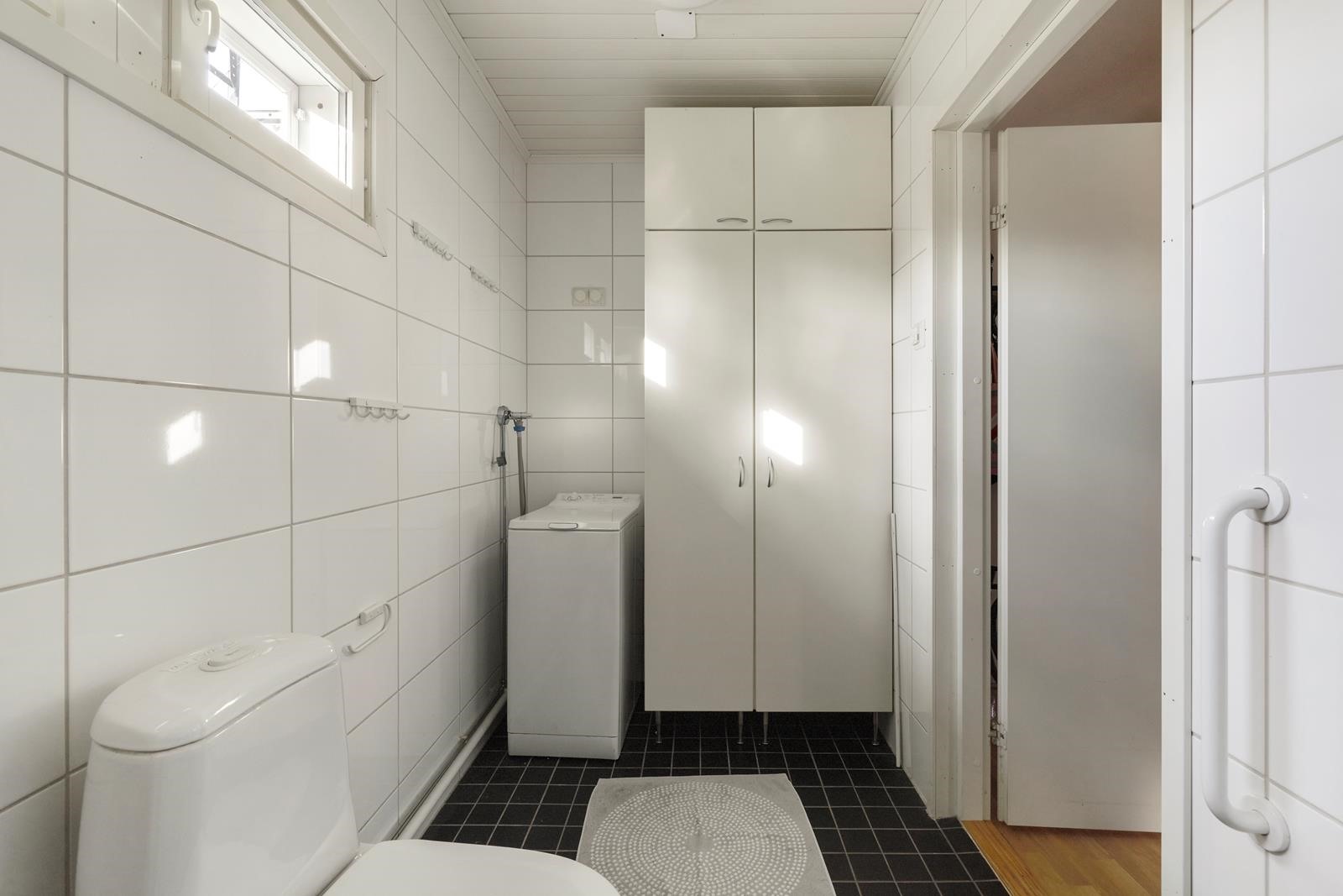 Asuinkerroksen kylpyhuone/wc