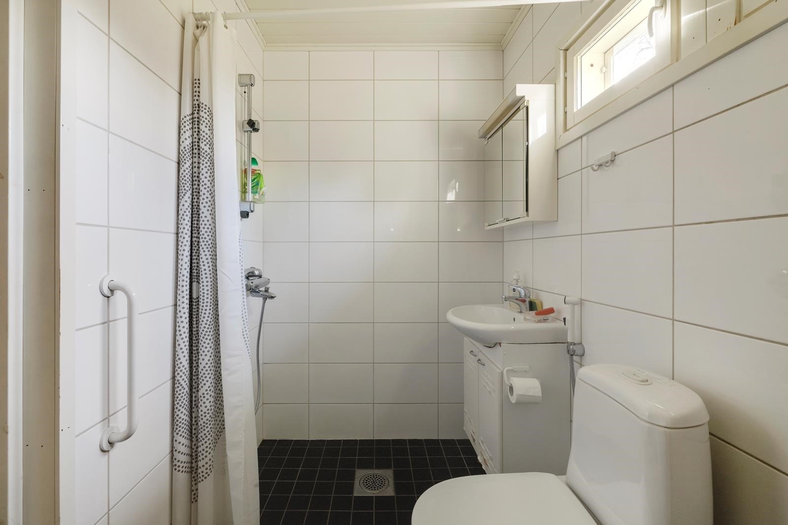 Asuinkerroksen kylpyhuone/wc