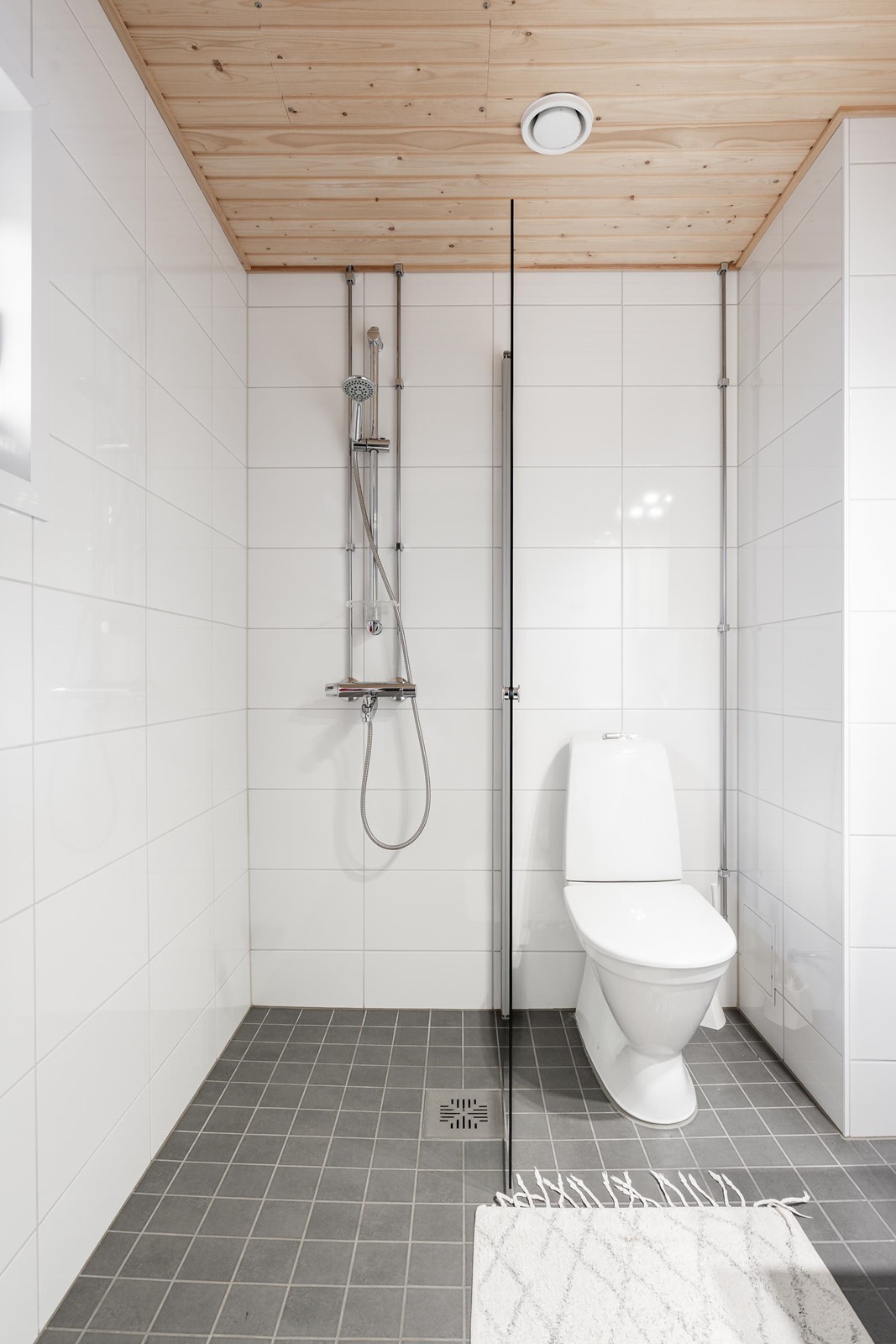 Alakerran kylpyhuone