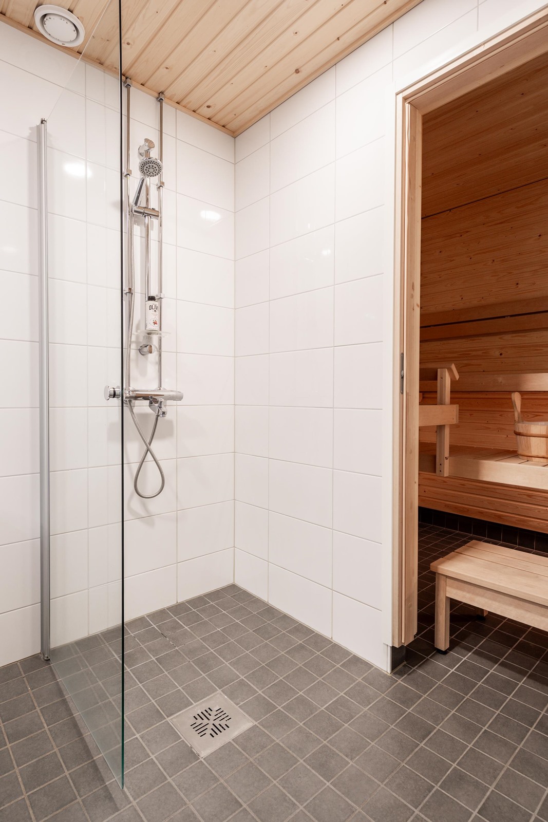 Yläkerran kylpyhuone ja sauna