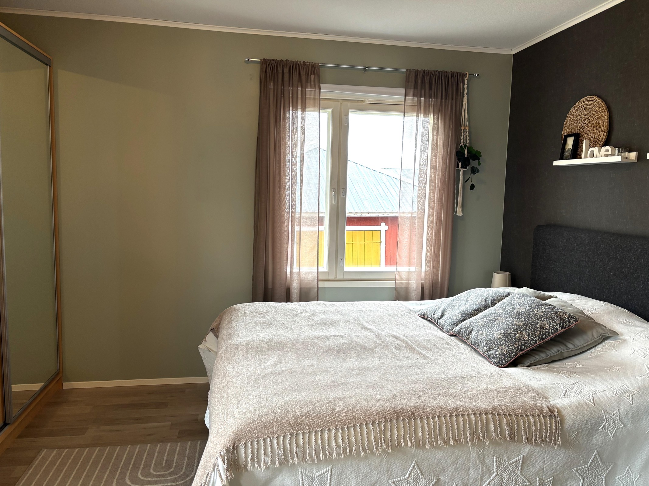 Alakerran makuuhuone