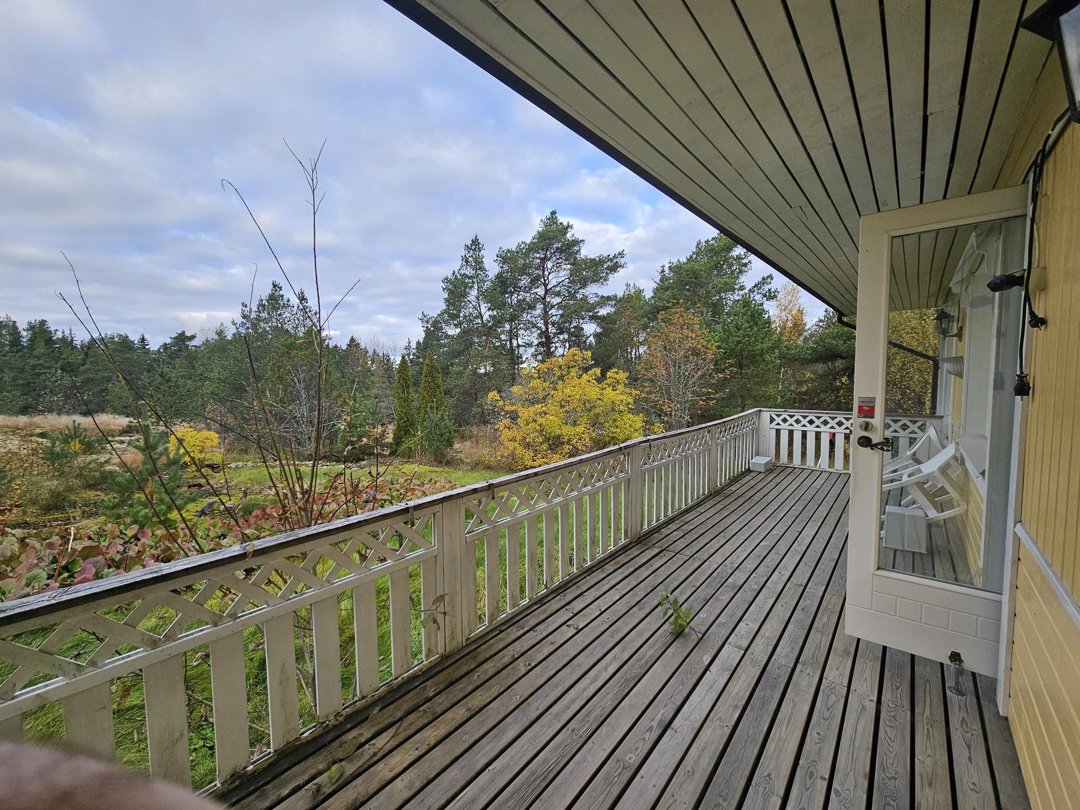 suojainen takaterassi