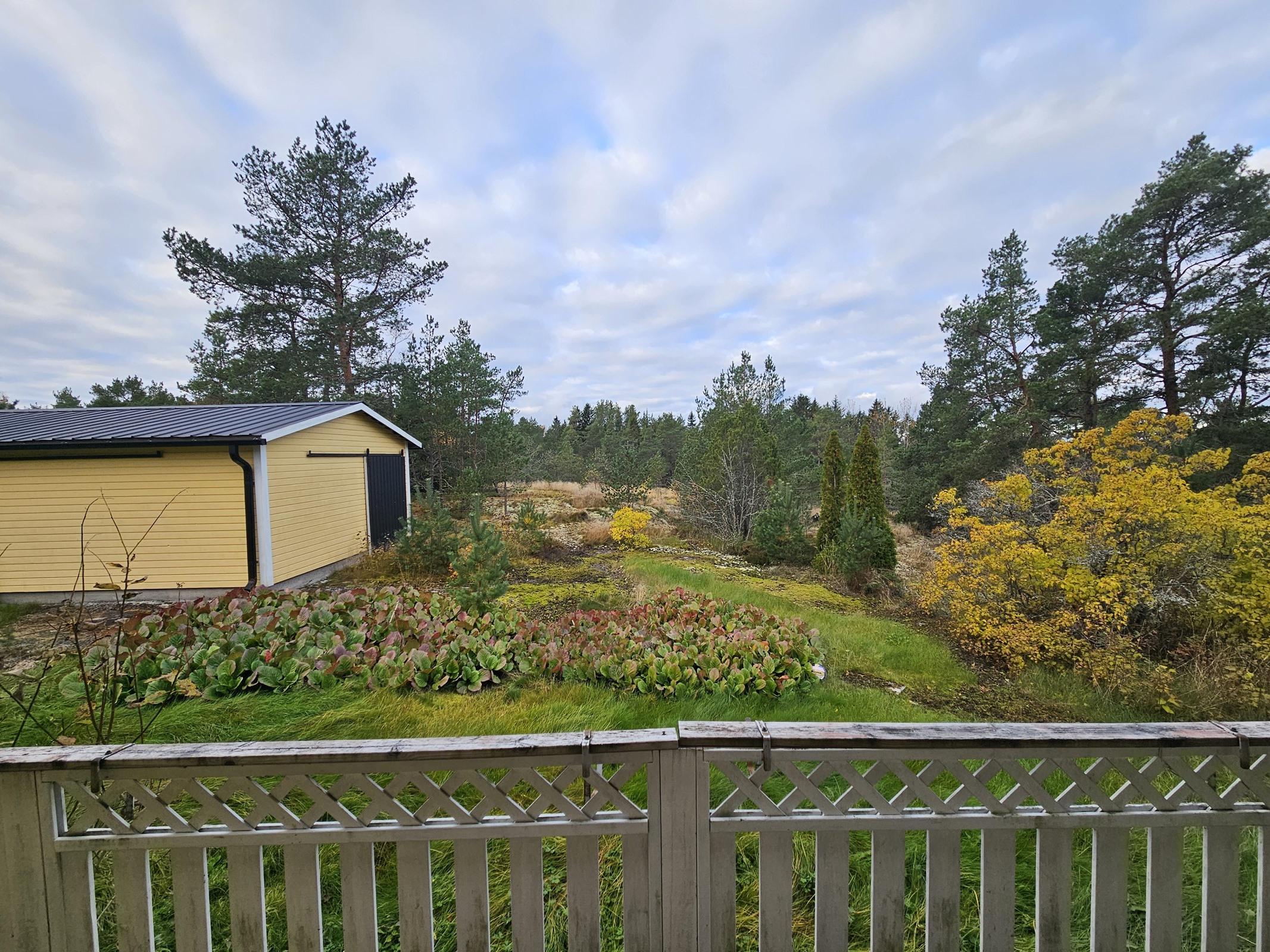 näkymä terassilta takapihalle, vasemmalla pihavara