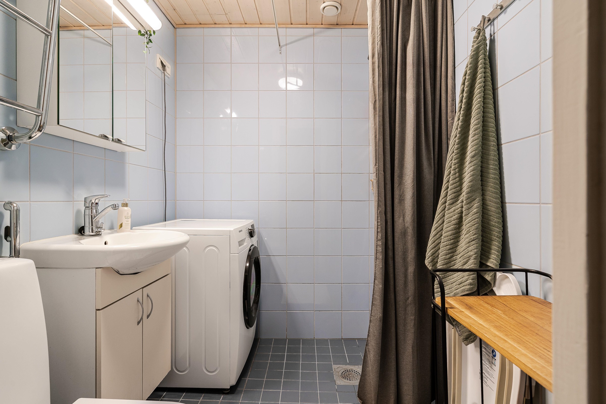 Kylpyhuoneessa on pyykinpesukoneliitäntä.