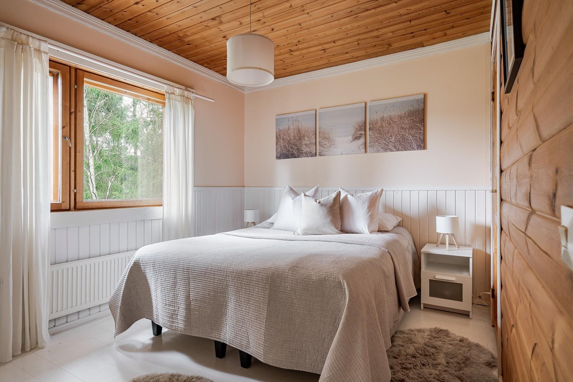 Makuuhuone vaatehuoneella