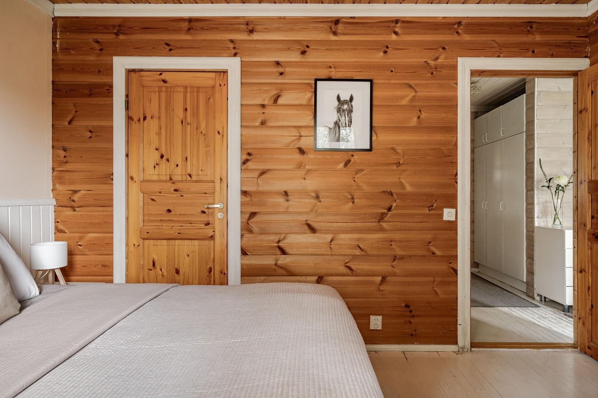 Makuuhuone vaatehuoneella