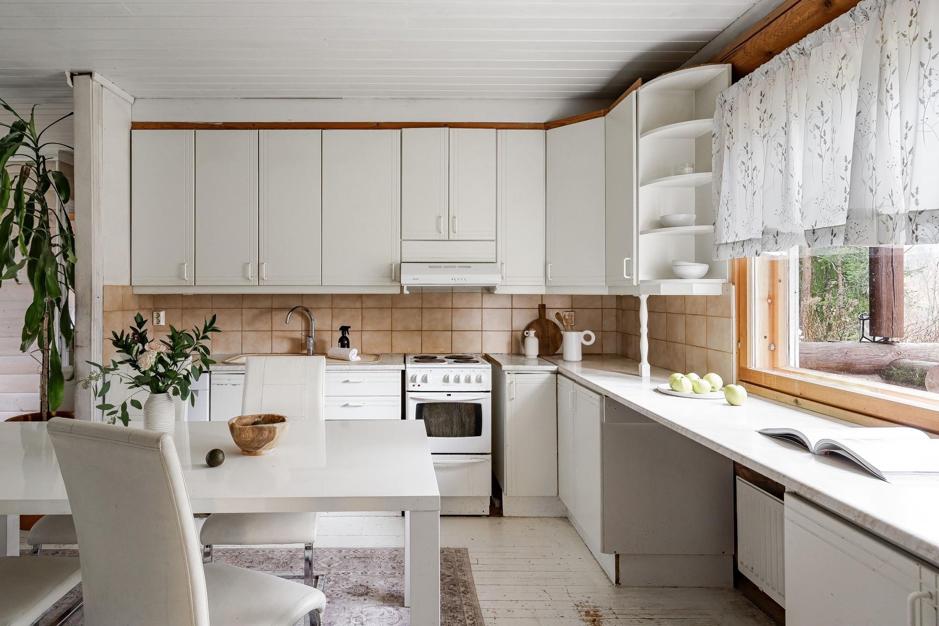 Keittiössä reilusti säilytystilaa