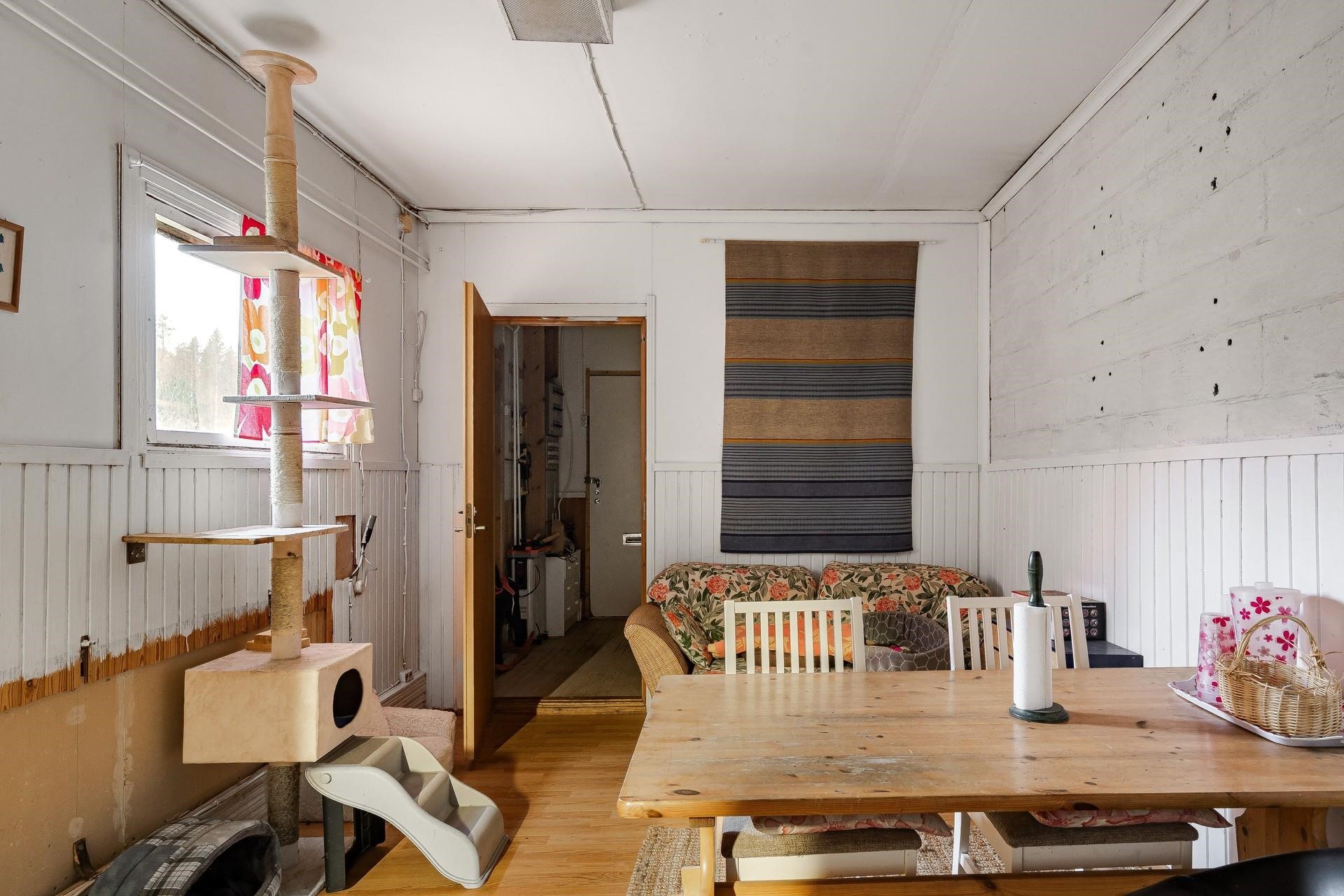 Lämmin taukotila tallissa