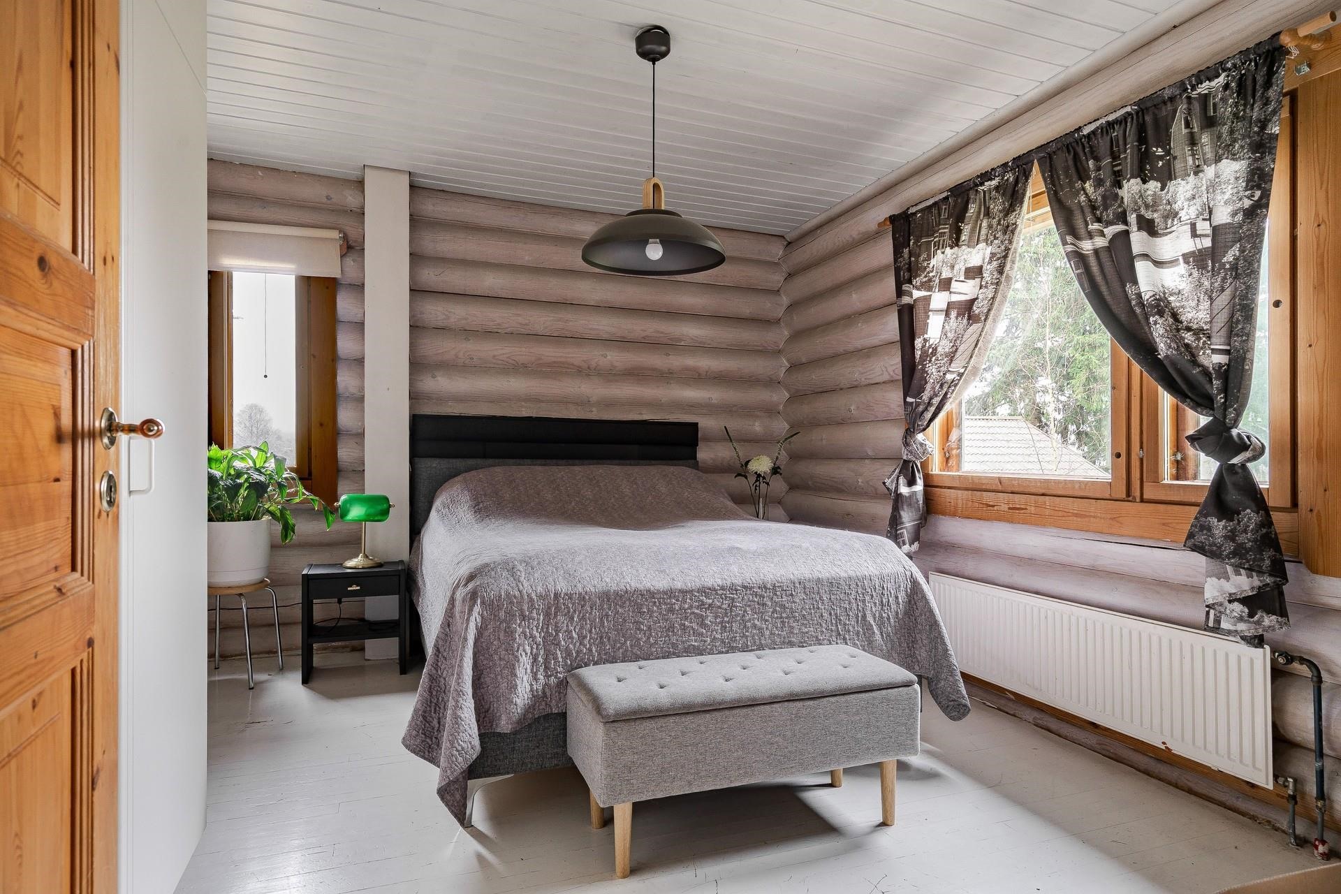 Tilava makuuhuone, josta kulku kylpyhuoneeseen