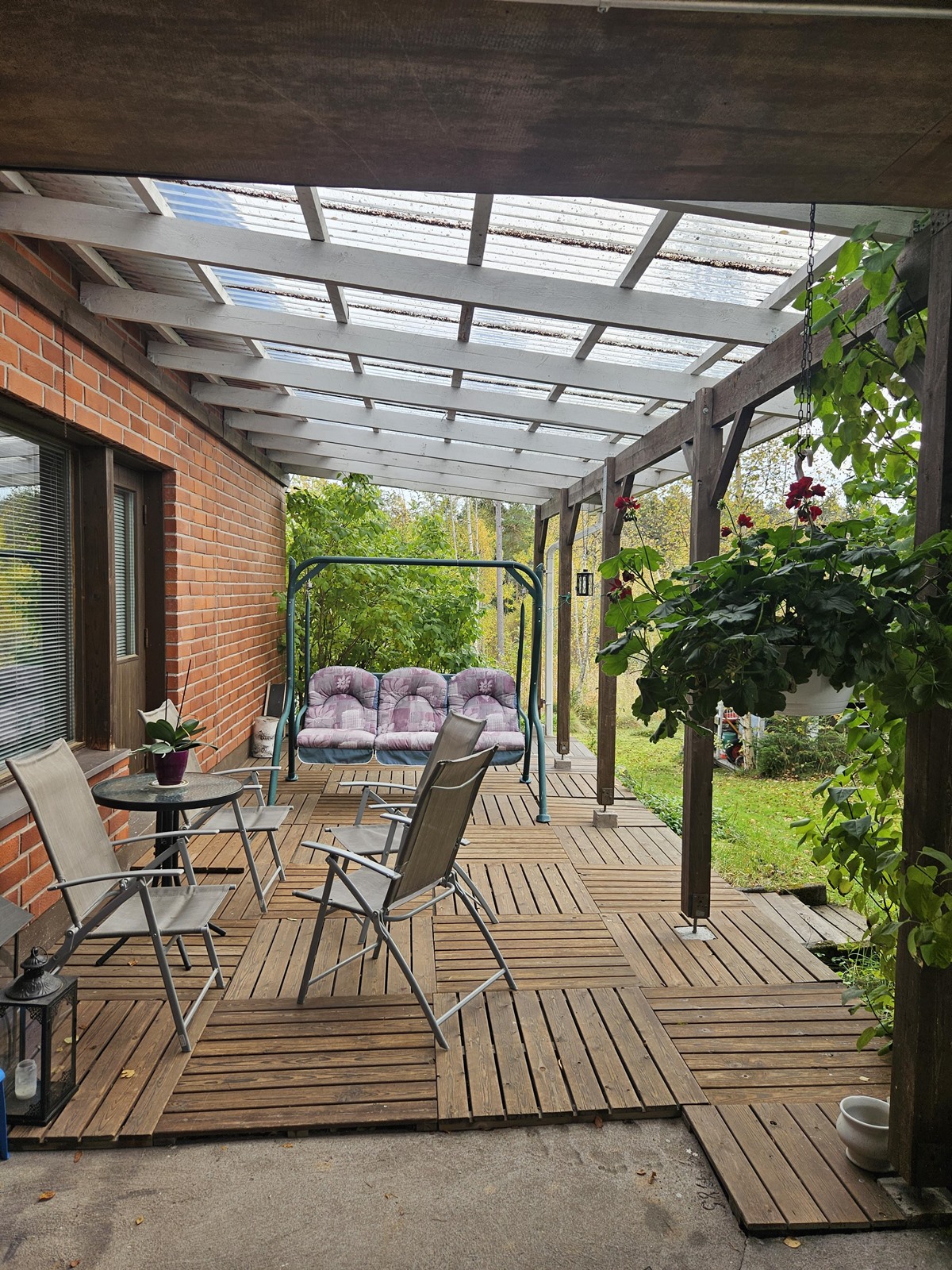 sisäänkäynnin edessä katettua terassia