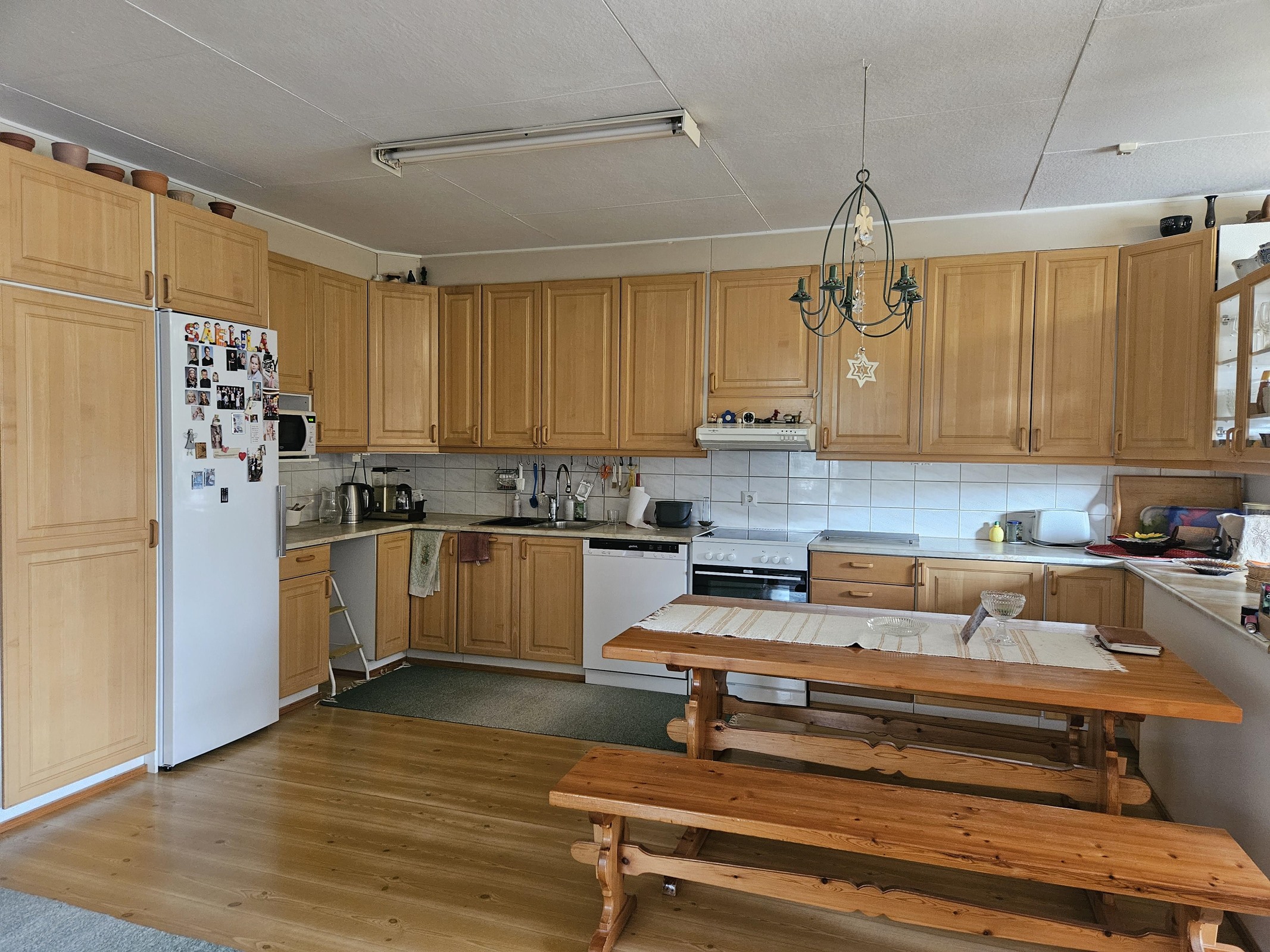 tilava ja valoisa keittiö