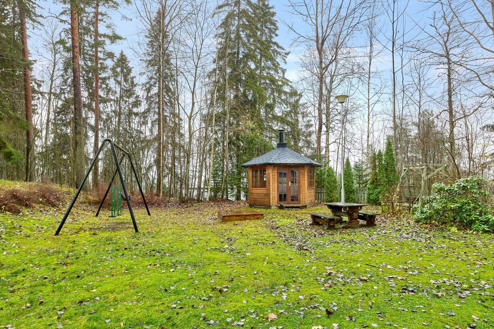 Taloyhtiön oleskelupihaa