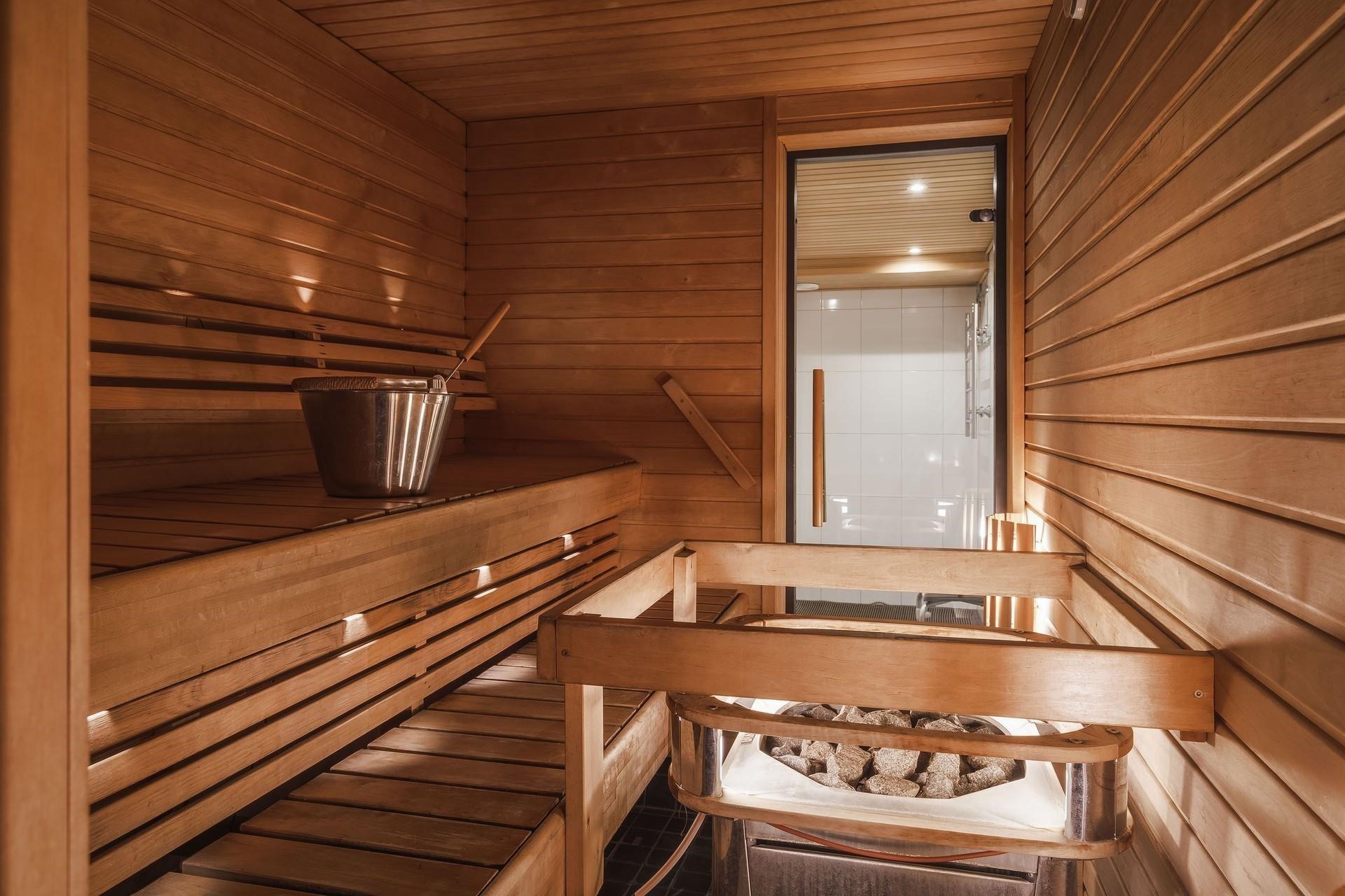 Yhtiön siisti saunatila.