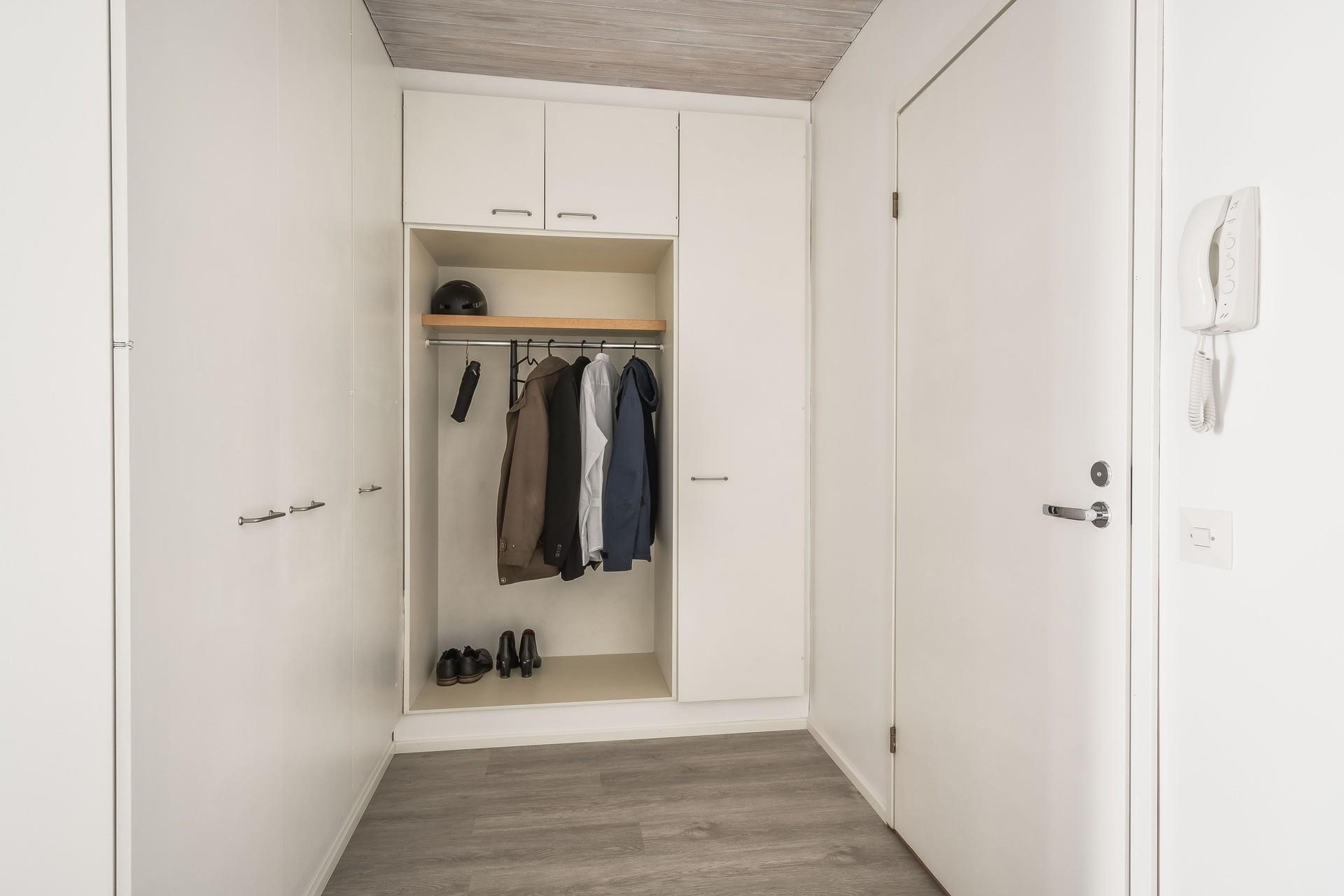 Säilytystilaa eteisessä.