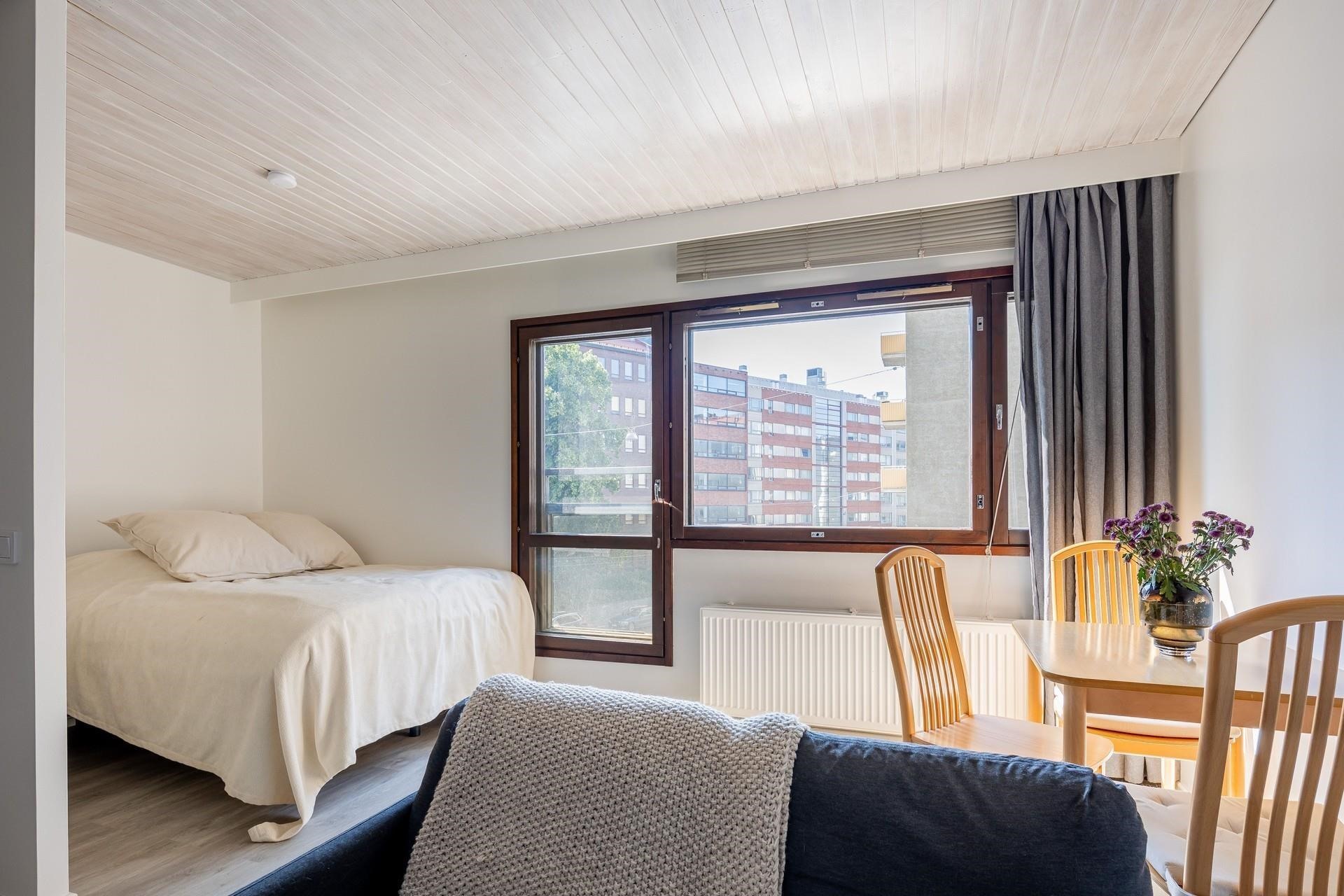 Alkoviin mahtuu suurempikin sänky.