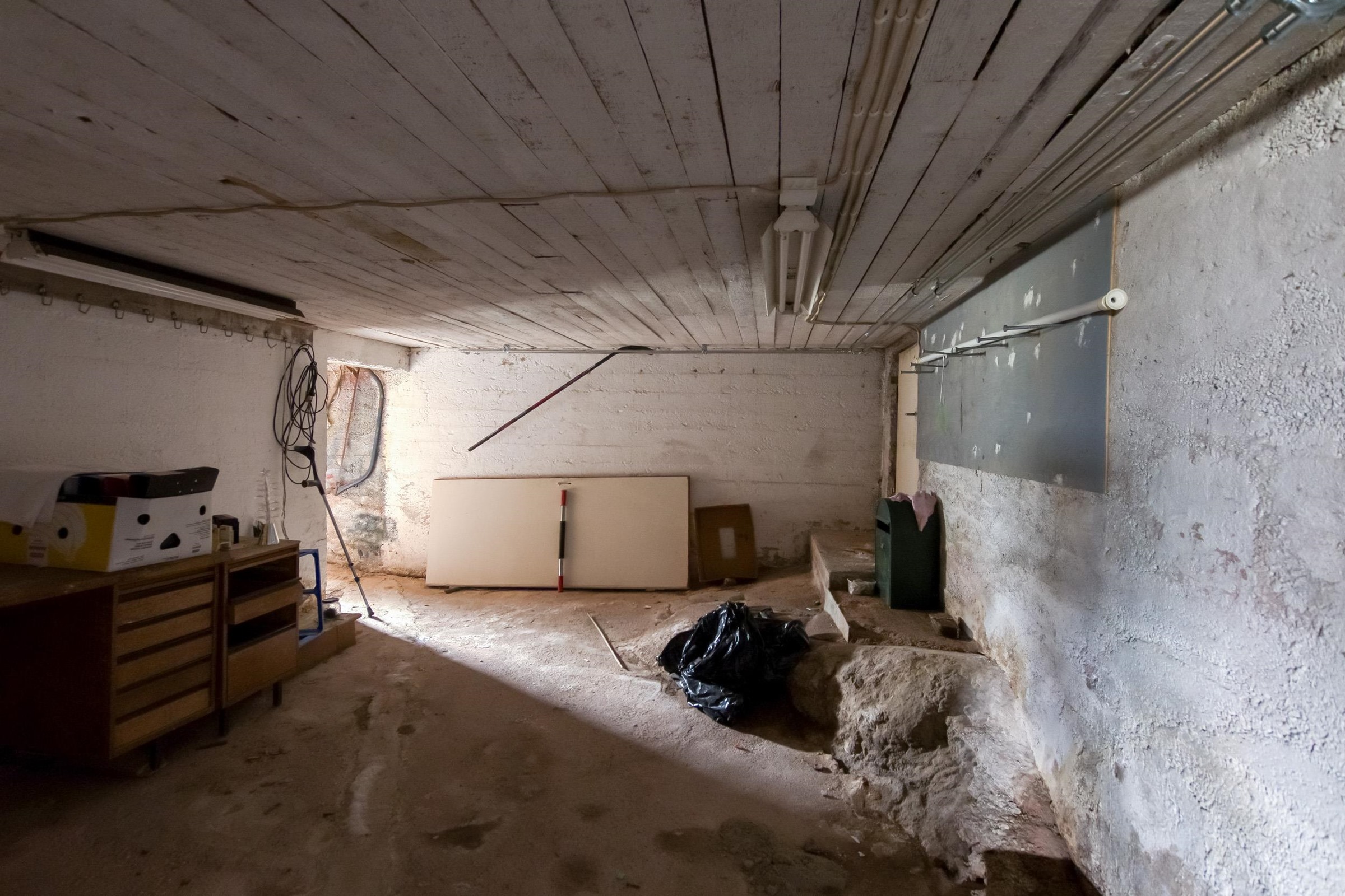 kellarikerroksen varastotilaa