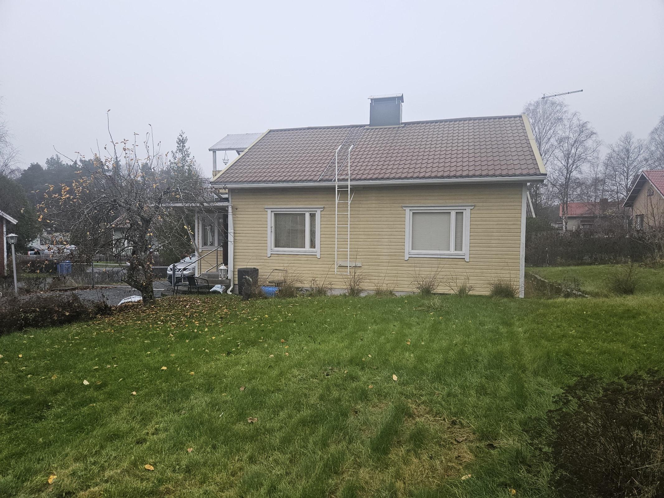 päärakennus pihalta päin