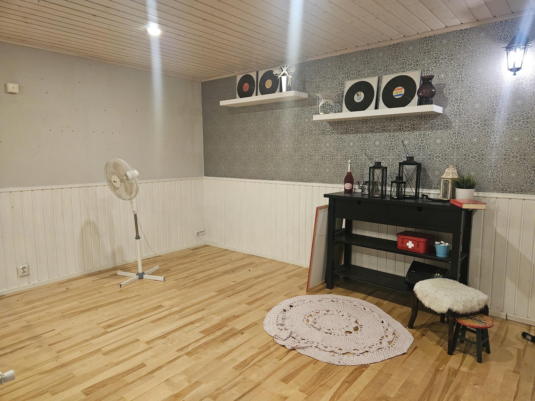 huone piharakennuksessa