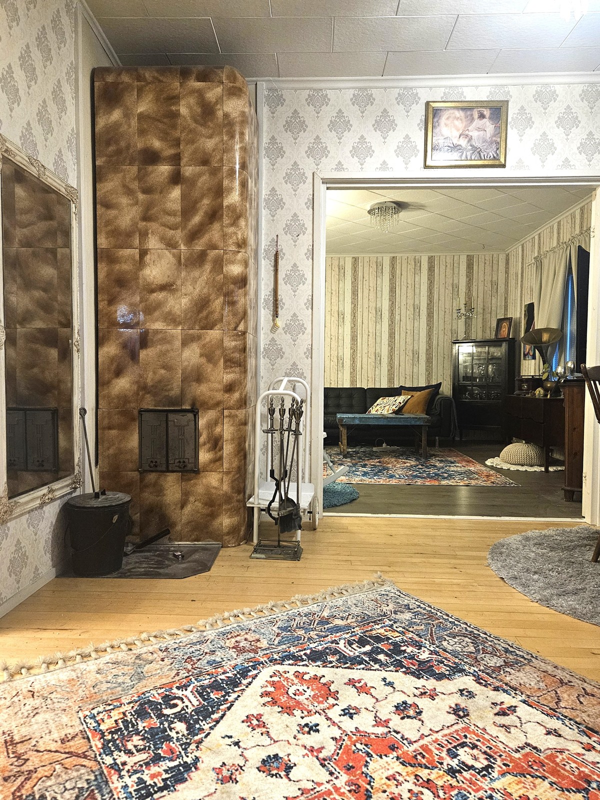 varaava takka keskellä alakertaa