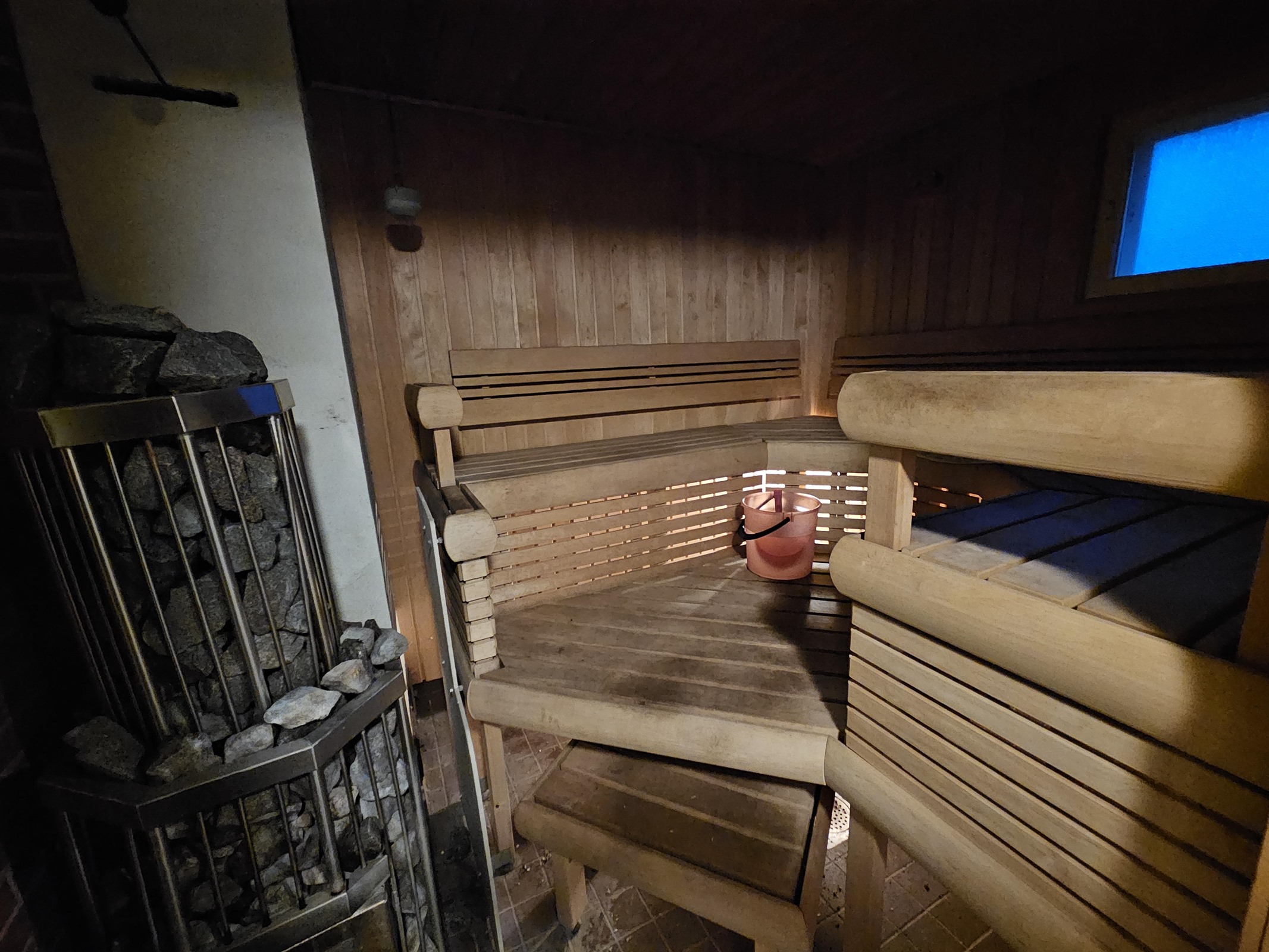 sauna piharakennuksessa