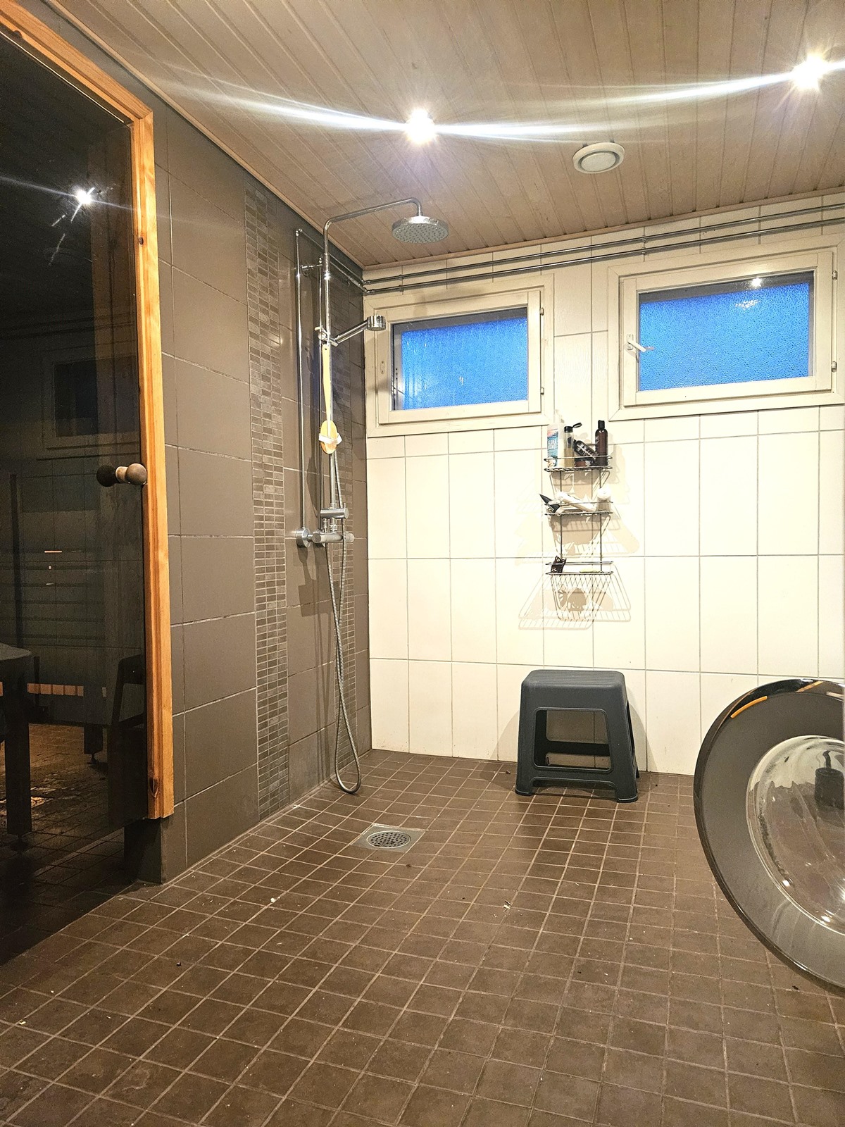 kylpyhuone piharakennuksessa