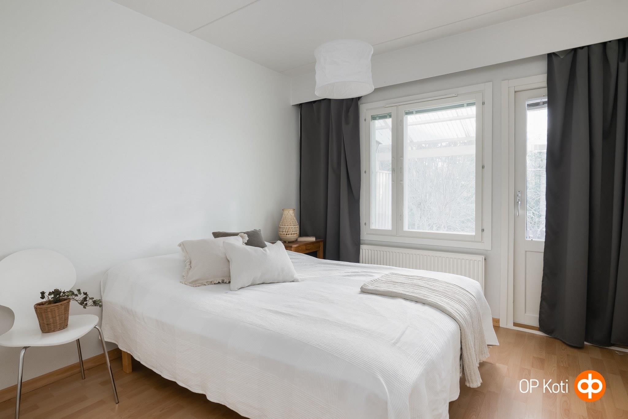 Alakerran makuuhuone, käynti terassille