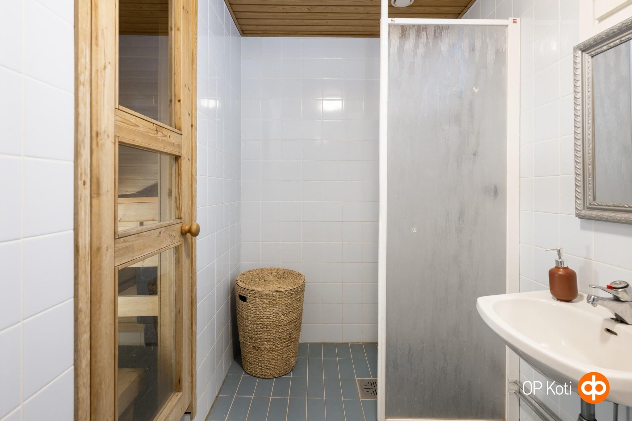 Sauna- ja pesutilat yläkerrassa