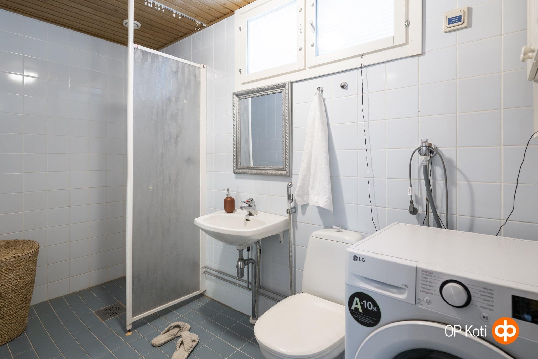 Sauna- ja pesutilat yläkerrassa