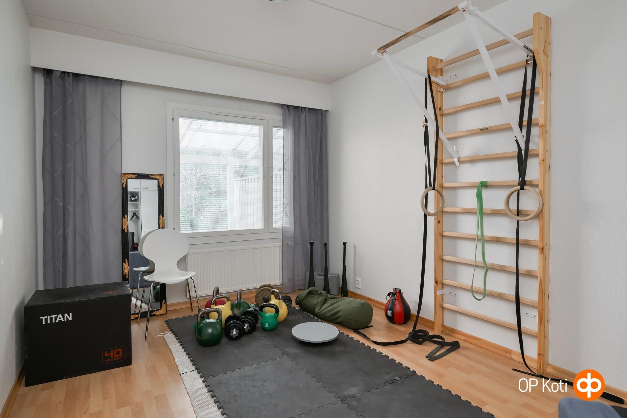 Alakerran toinen makuuhuone treenihuoneena