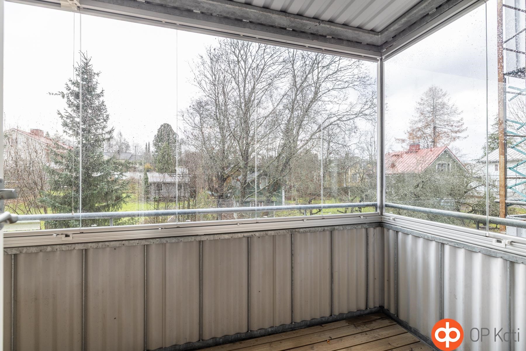 Parveke sisäpihalle päin