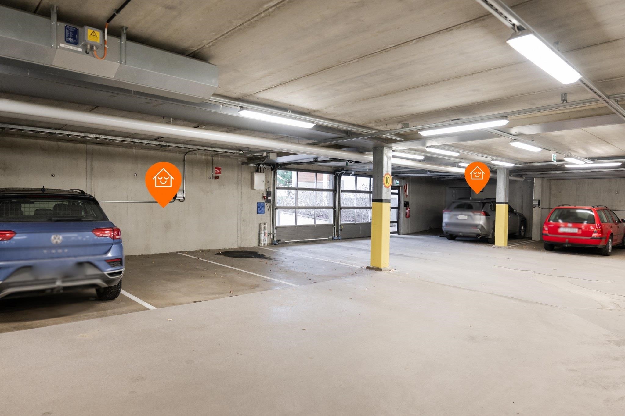 Toinen autopaikka myös lähellä ovea