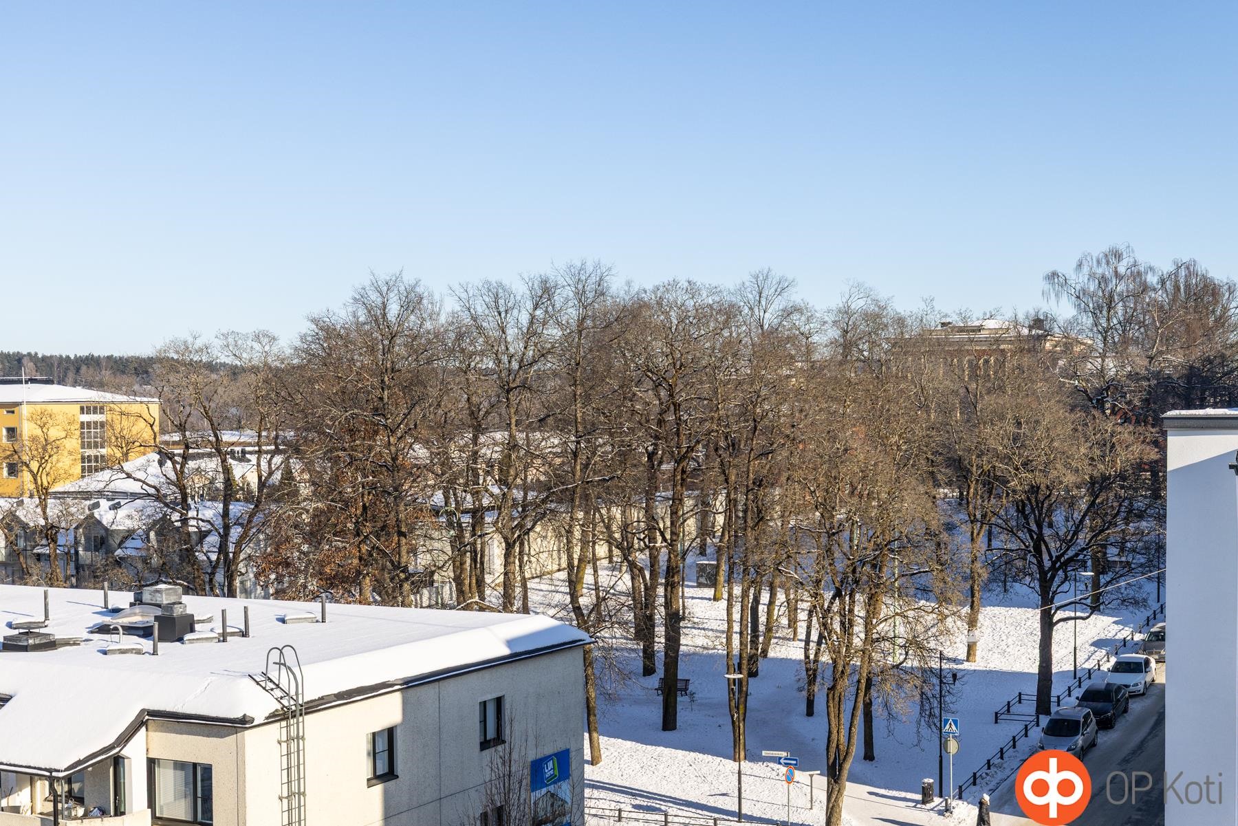 Näkymää ruokailutilasta Sibeliuksenpuistoon päin