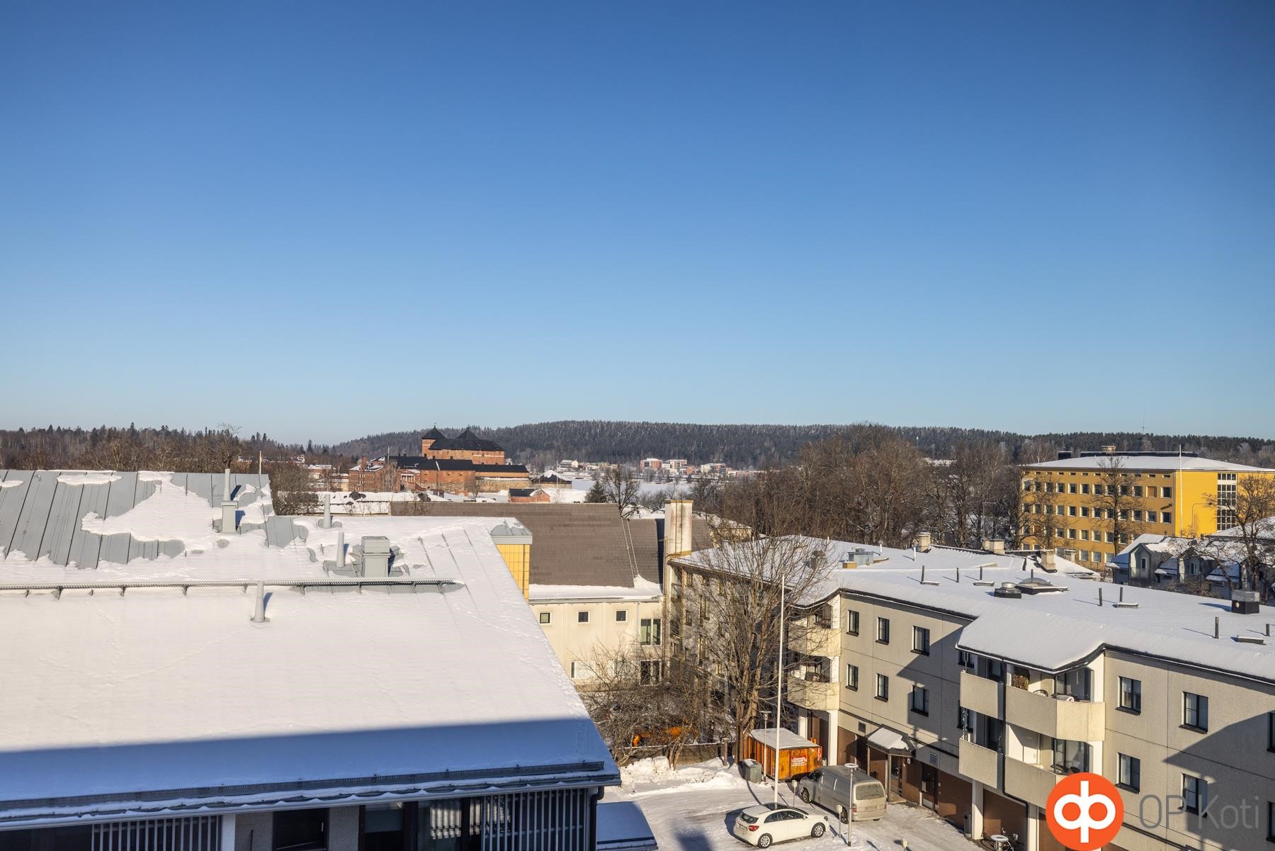 Näkymää keittiöstä ja makuuhuoneista