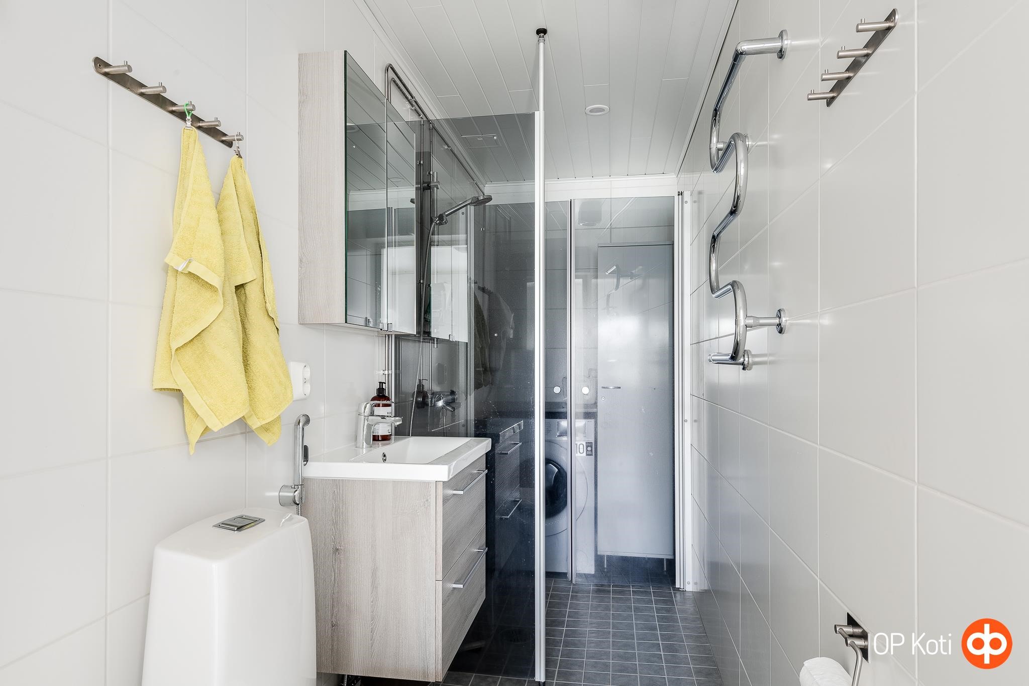 yläkerran kylpyhuone