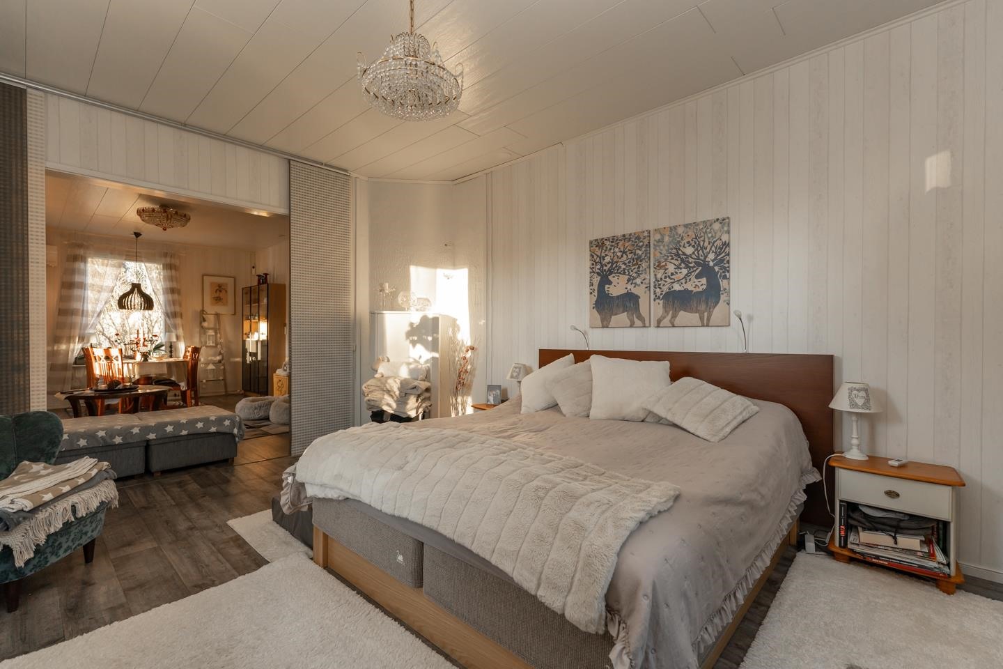 Makuuhuone/Olohuone  -- Sovrum/Vardagsrum