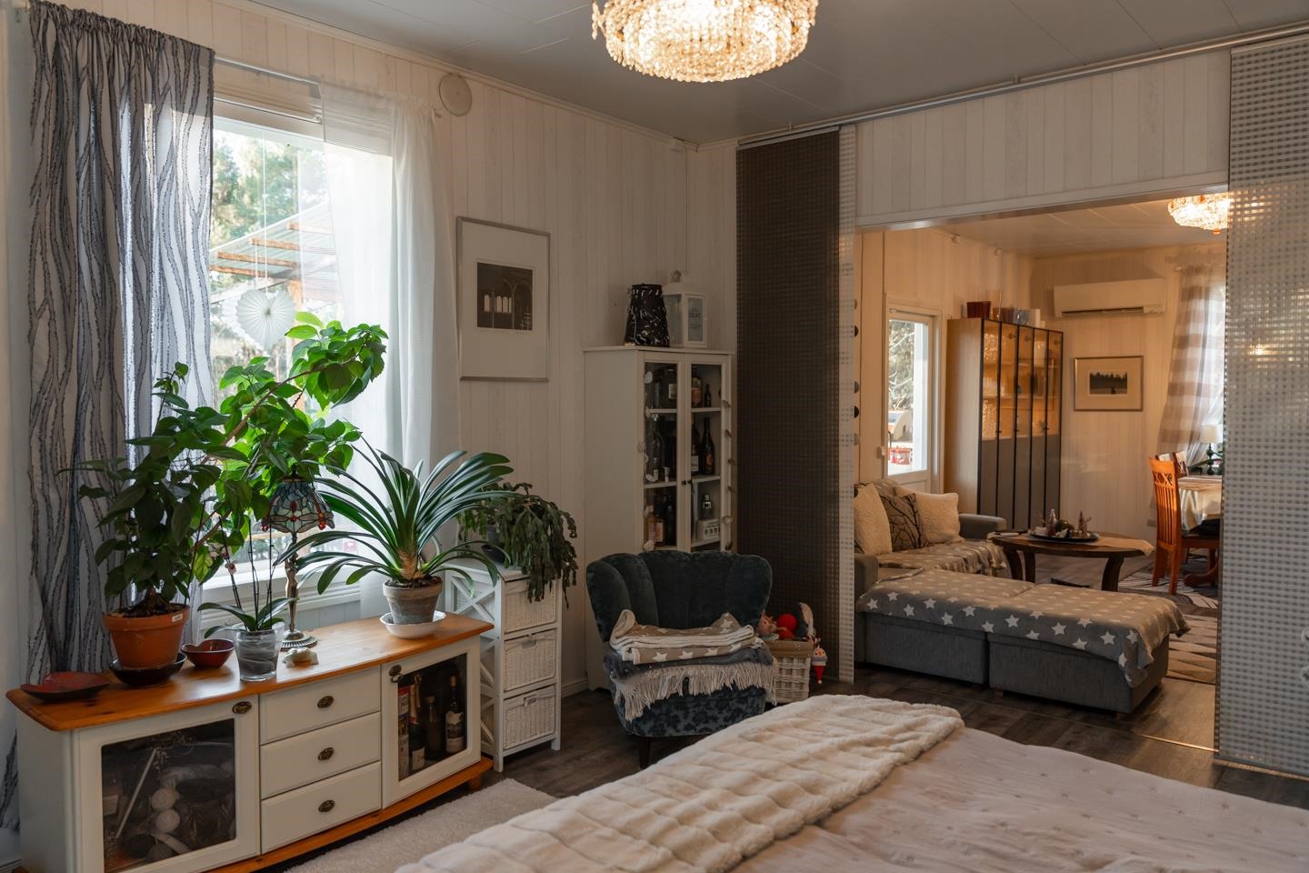 Makuuhuone/Olohuone  -- Sovrum/Vardagsrum