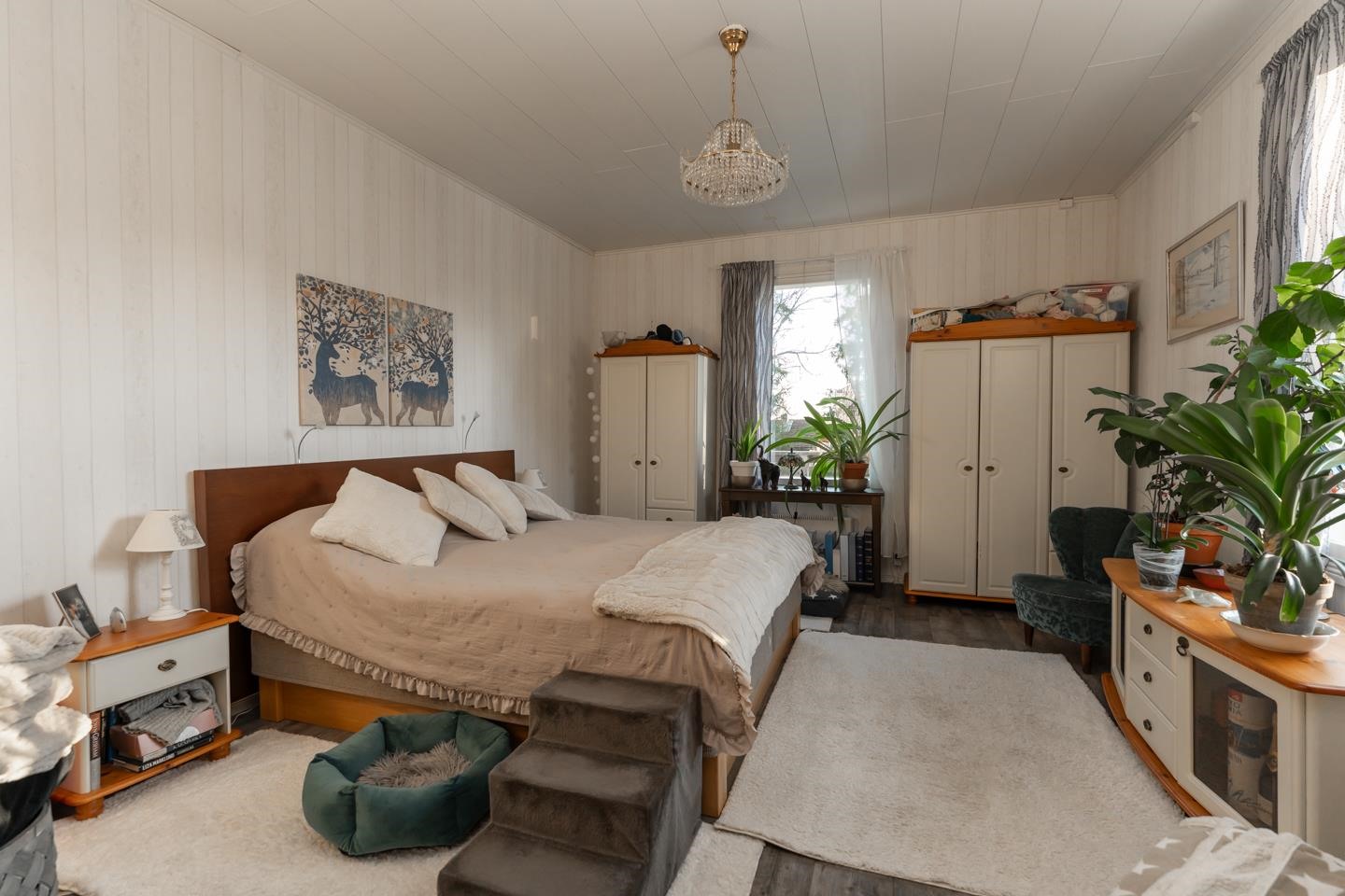 Makuuhuone/Olohuone  -- Sovrum/Vardagsrum