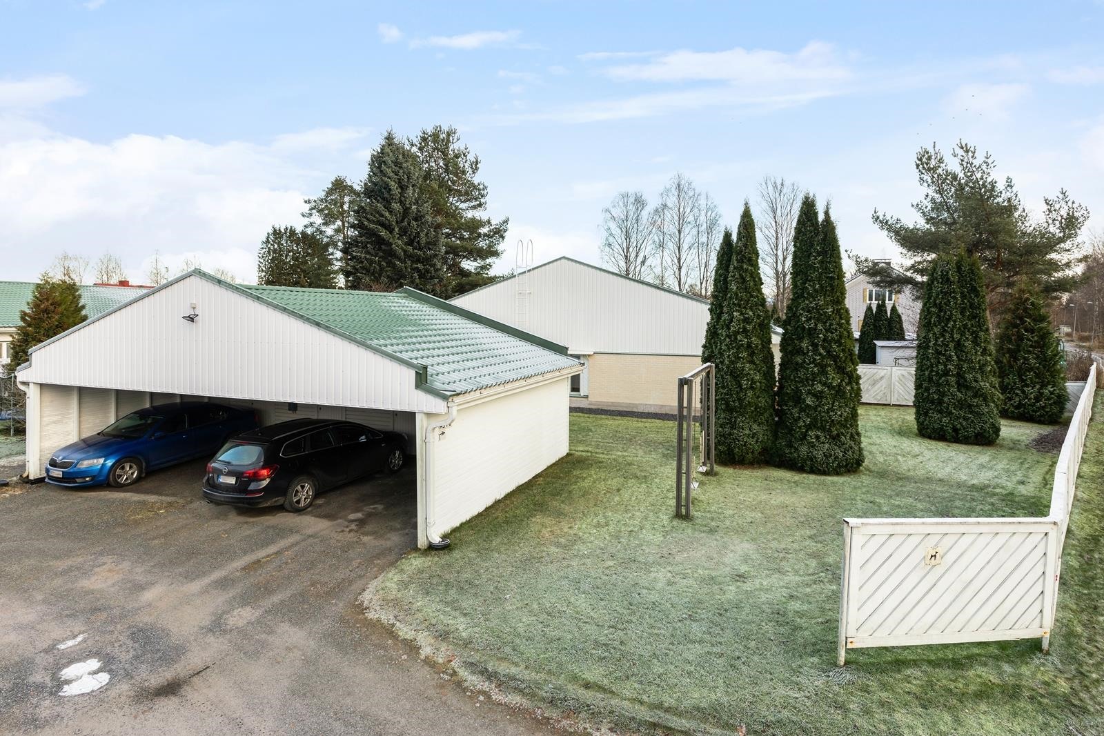 Autokatos, oma varasto+ sähköautonlaturi