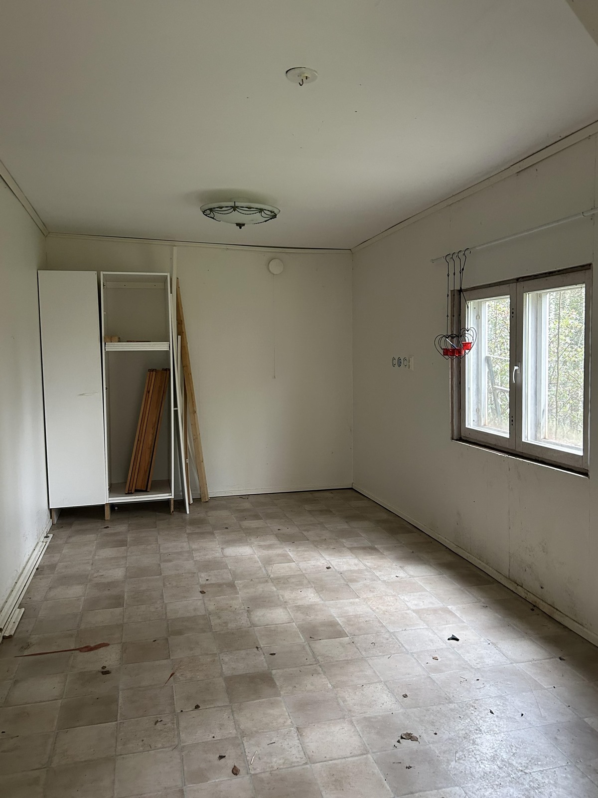 Piharakennuksen huone