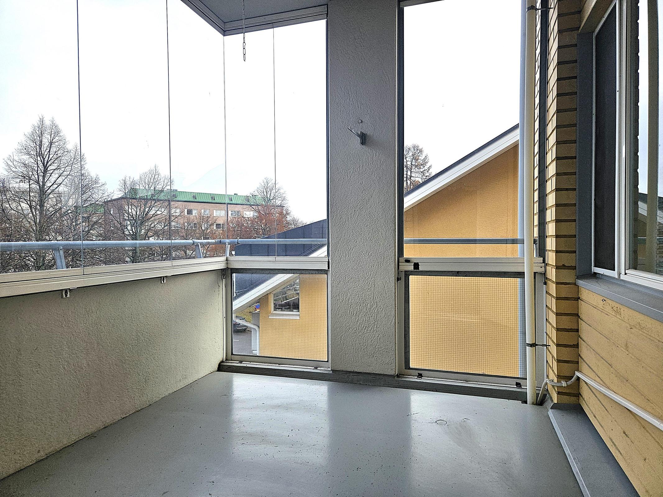 lasitettu parveke kadun puolella