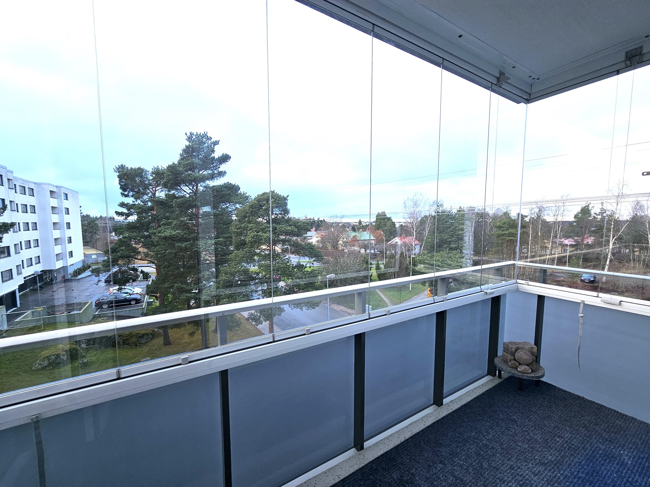 lasitettu parveke ja näkymä Nummen suuntaan