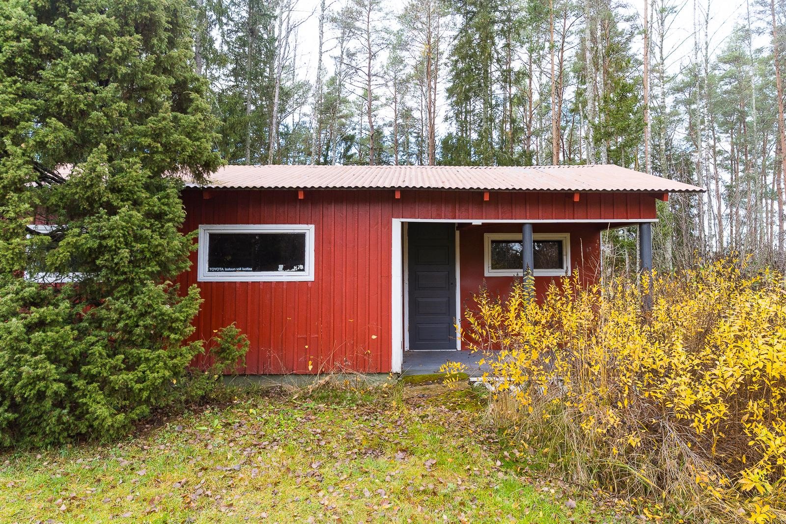 autotalli pihavarastolla