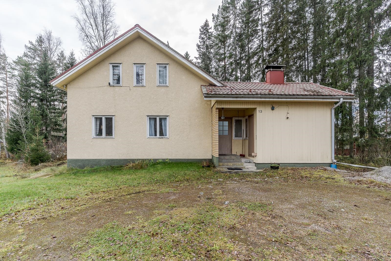 julkisivu pihalle tultaessa