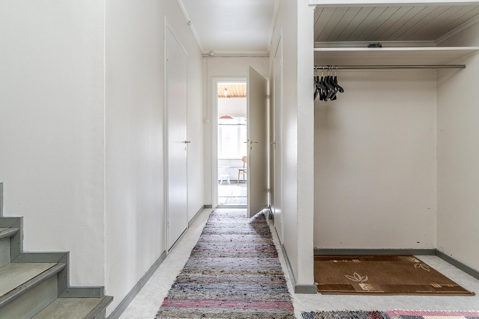 eteisessä hyvät naulakkotilat