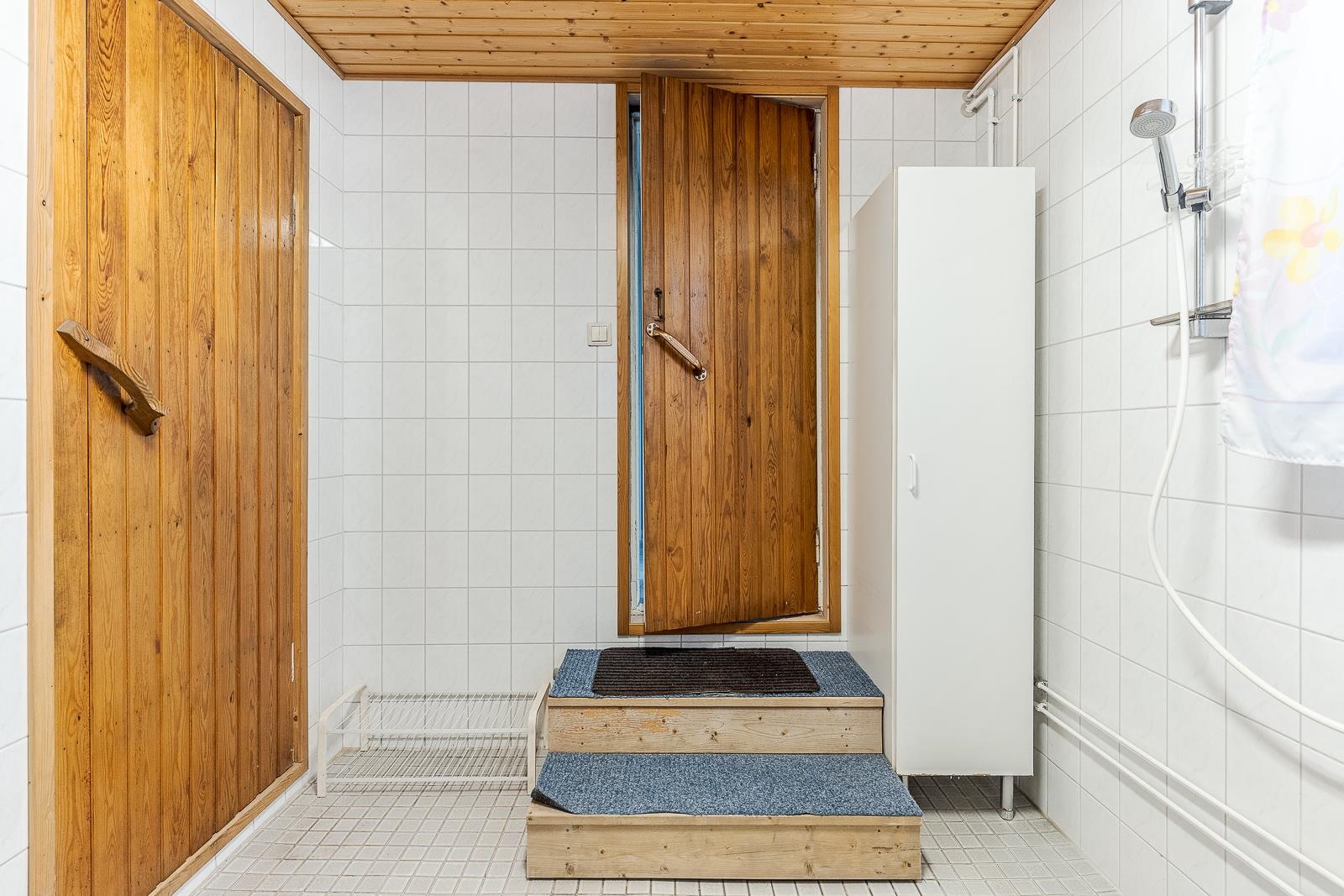 käynti saunaosastosta eteiseen