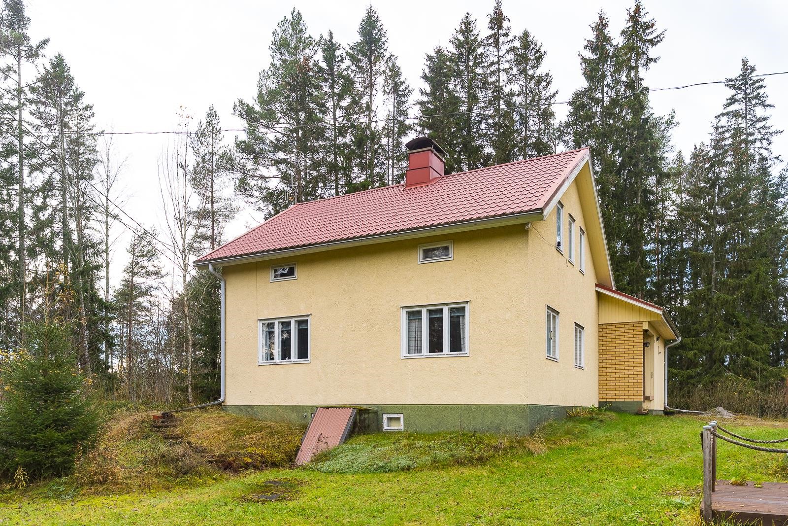 julkisivu pihalta päin