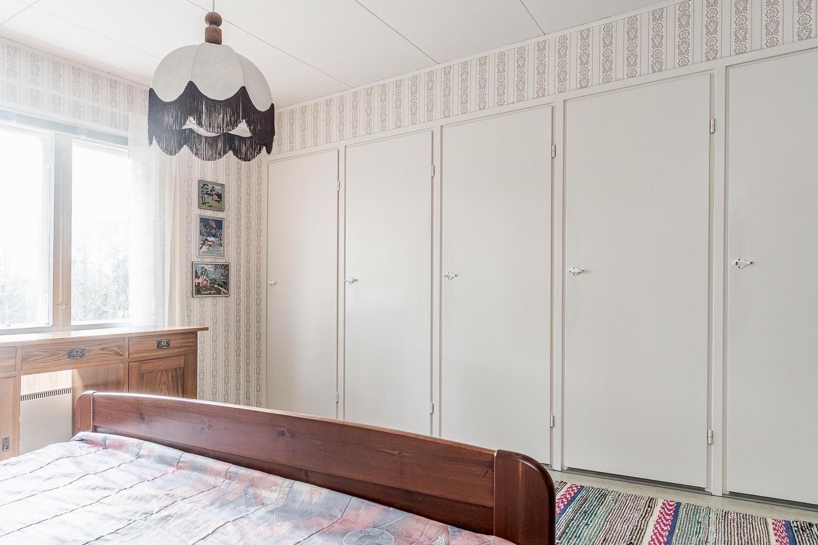 yläkerran päämakuuhuoneessa kaapistoja