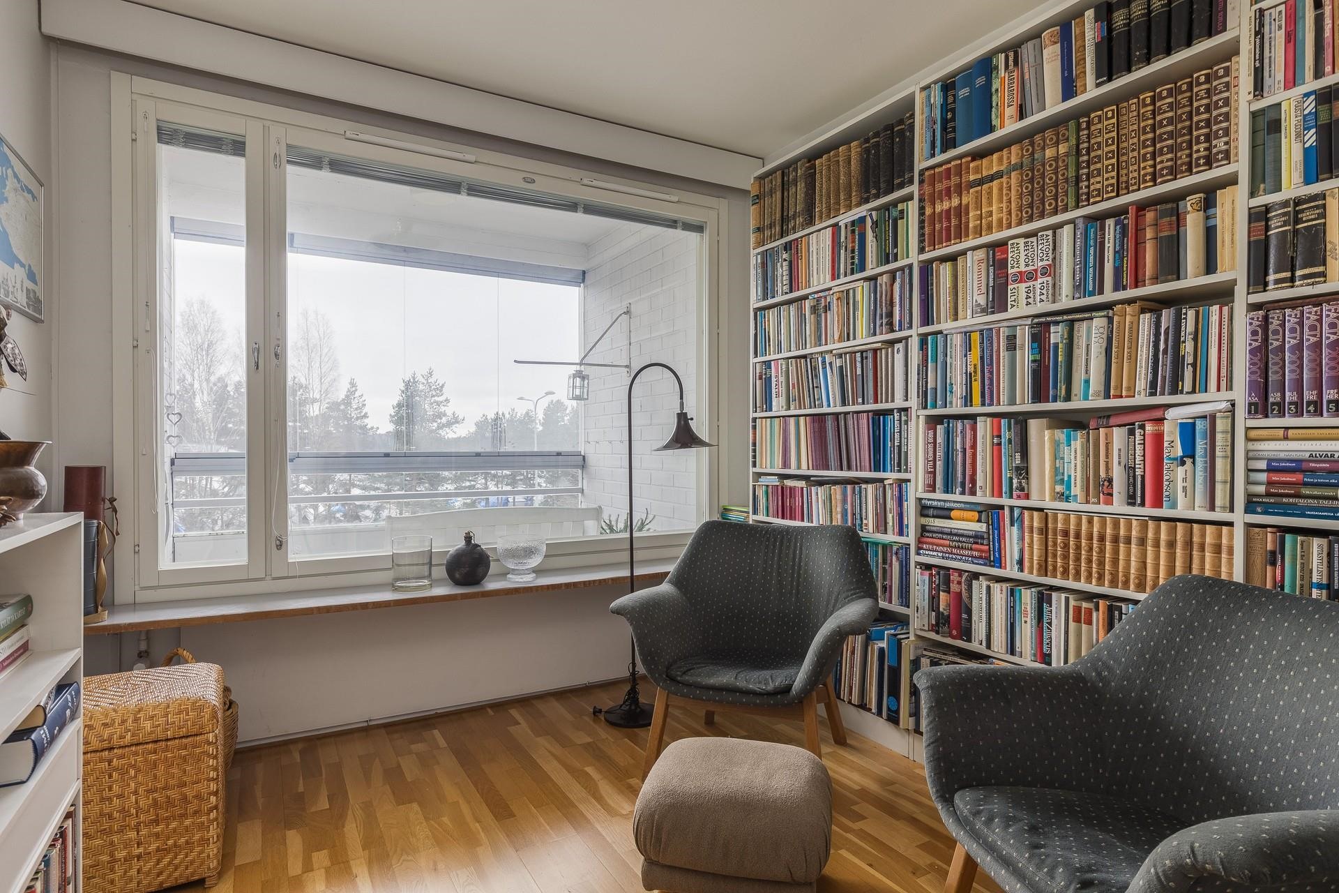 Kirjastohuone tai makuuhuone.